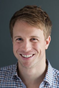 Corey Loranger interpreta Young Man