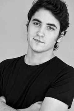 Santi Bayón interpreta Roberto Vasquez IV (Henry's Dad)
