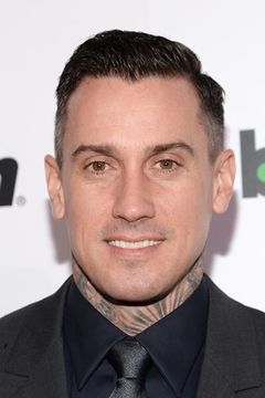 Carey Hart interpreta Self