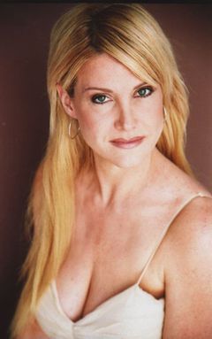 Sheila Lussier interpreta Gangster's Girlfriend (uncredited)