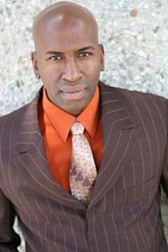 Esau McKnight Jr. interpreta Frost's Goon