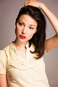 Sarah Scheffer interpreta Costume Shop Employee