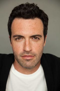 Reid Scott interpreta Det. Vincent Riley