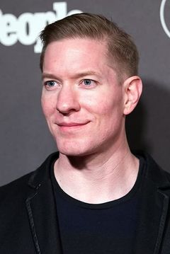 Joseph Sikora interpreta Rob Moscone