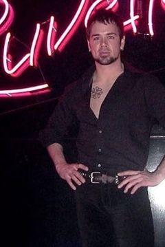Lee Burns interpreta Ivan the Bartender