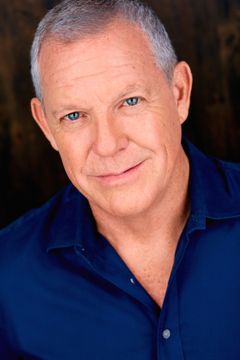 John Sloman interpreta Bob