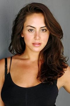 Jaclyn Jonet interpreta Ella