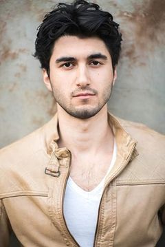 Shayan Sobhian interpreta Behrad Tarazi