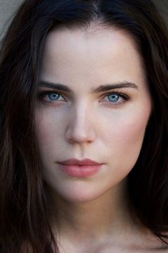 Sofia Mattsson interpreta Alisa