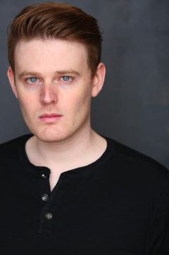 Nathan Clarkson interpreta Cult Member (uncredited)