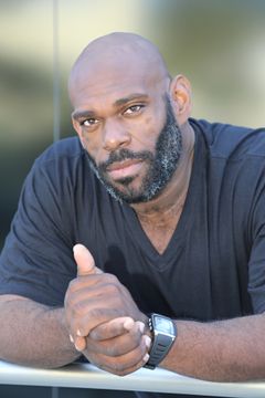 Cory Roberts interpreta Snacky