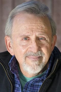 Paul Eiding interpreta Guards / Villager #6 (voice) (uncredited)