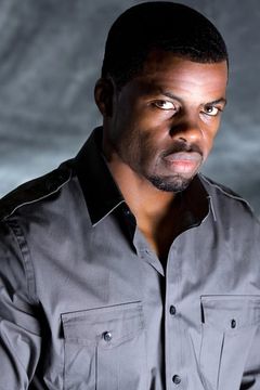 Sli Lewis interpreta Shades