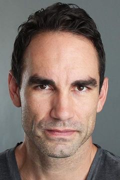 Aaron Farb interpreta Michael Richards