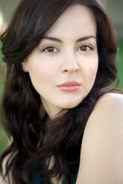Azure Parsons interpreta Waitress Maggie