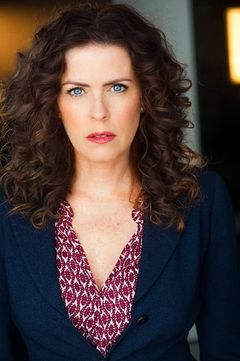 Stacey Turner interpreta Ann Sanders (Female Reporter)