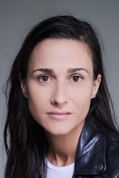 Sarah Barlondo interpreta Max's Mother