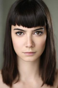 Vanessa Crouch interpreta Recruit 1