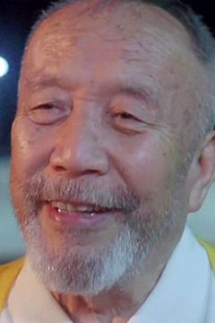 Michael Lee Ming-Yeung interpreta Village Elder