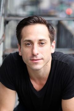 Jason Babinsky interpreta Carl