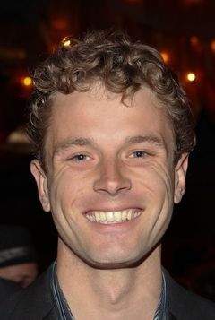Sebastian Pigott interpreta Engineer