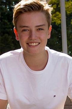 Alexander McGuire interpreta Young Barry