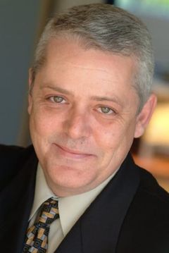 Simon James interpreta Frost Show Director
