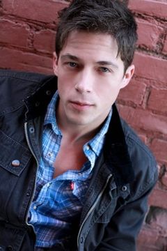 Shawn Roe interpreta Derrick