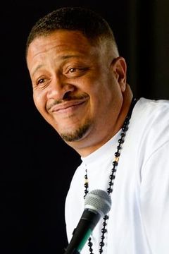 Chali 2na interpreta Ozomatli Band Member