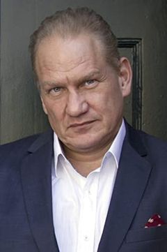 Joachim Paul Assböck interpreta Gestapo clerk Klaus Tauber