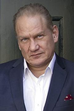 Joachim Paul Assböck interpreta Major Beck