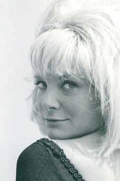 Ingrid Schoeller interpreta Emerate