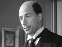 Victor Wood interpreta Nicolas Midi, a judge