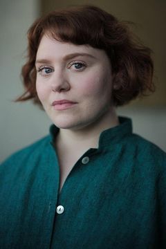 Thea Beyleveld interpreta Norland Housekeeper