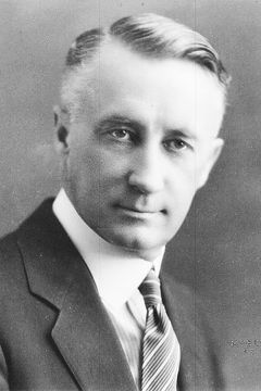 Mitchell Ingraham interpreta Bellboy (uncredited)