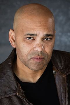 Jamil C. Winston interpreta Police Officer (uncredited)