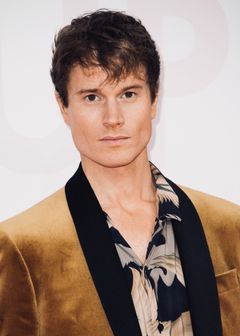 Laurie Calvert interpreta Phillip