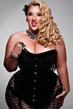 Velvet D'Amour interpreta Tourist