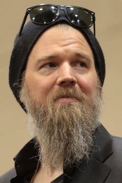 Ryan Hurst interpreta Jedidiah (voice)