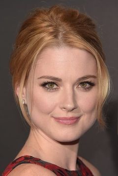 Alexandra Breckenridge interpreta Sophie