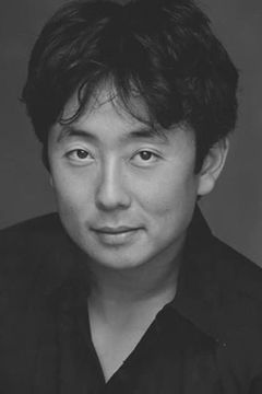Robert Dahey interpreta Jung Lee Pak
