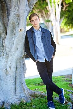 Dane Jamieson interpreta Young William