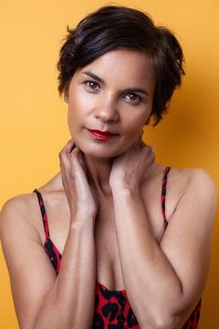 Rina Mahoney interpreta Laura Ashcattle