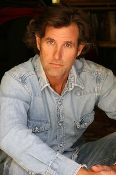 Richard Bucher interpreta Ezekiel Lounde
