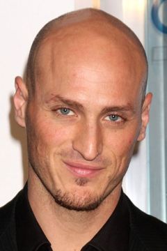 Dylan Kenin interpreta Levine