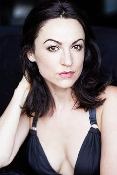 Alexandra Nicole Hulme interpreta Dancer