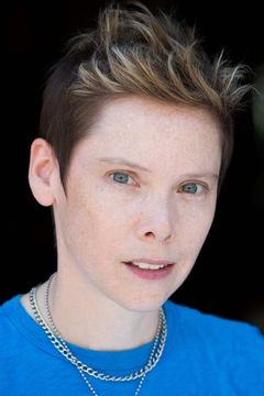 Abigail Savage interpreta Short-Haired Woman