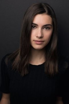 Francesca Keller interpreta Girl in Alley