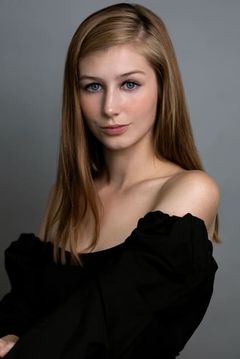 Tara Redmond van Rees interpreta Brook Carver
