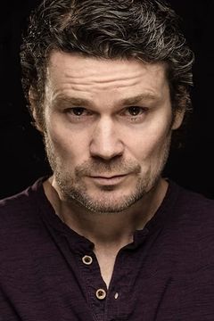 Michael Patric interpreta Sam